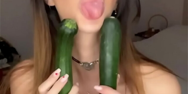 amateur,babes,brunette,cucumber,homemade,solo,teen