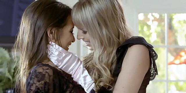 brunette,fingering,glamour,lesbian,licking,pussy